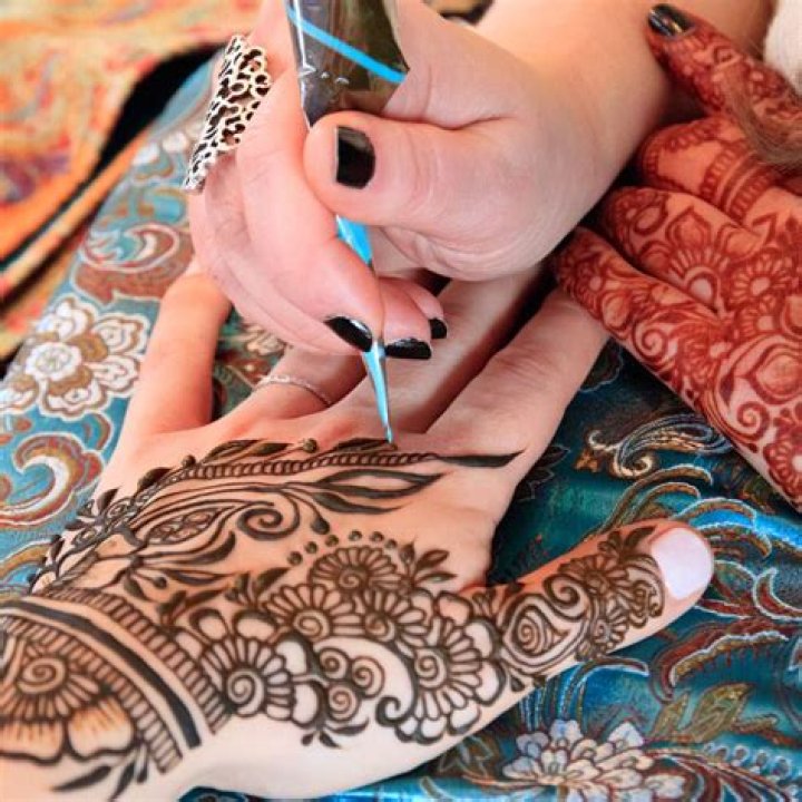 Who is the famous mehndi artist?