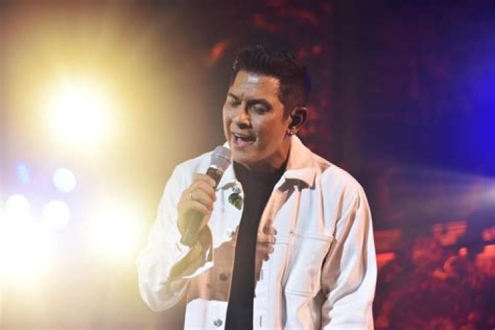 Who is the most popular Filipino singer?