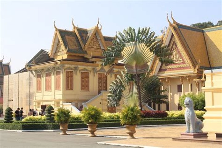 Who lives in the Royal Palace of Cambodia?