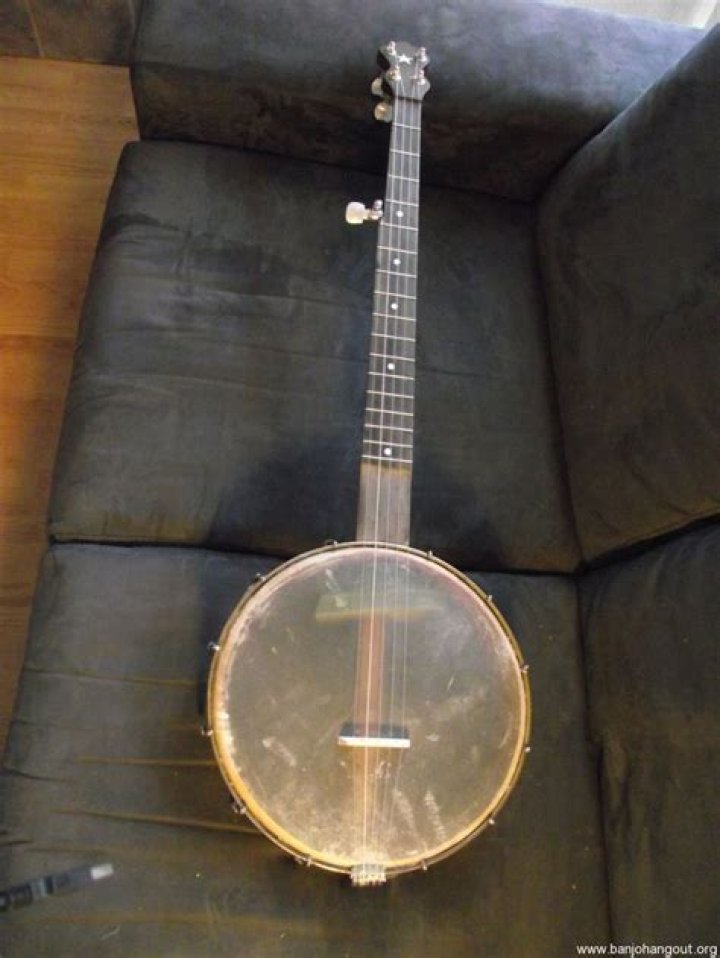 Who made Supertone banjos?