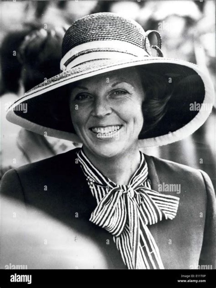 Why did Queen Juliana abdicate?