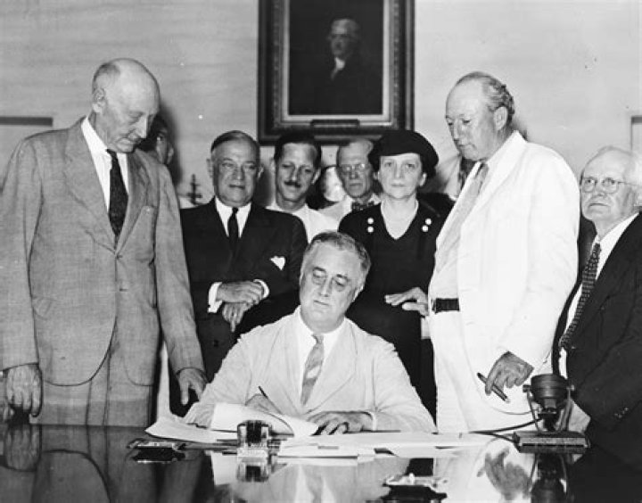Why did Roosevelt close the banks?
